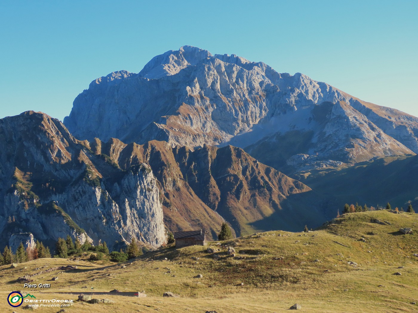 59 Baita Monte Campo (1878 m) con Arera e -.JPG